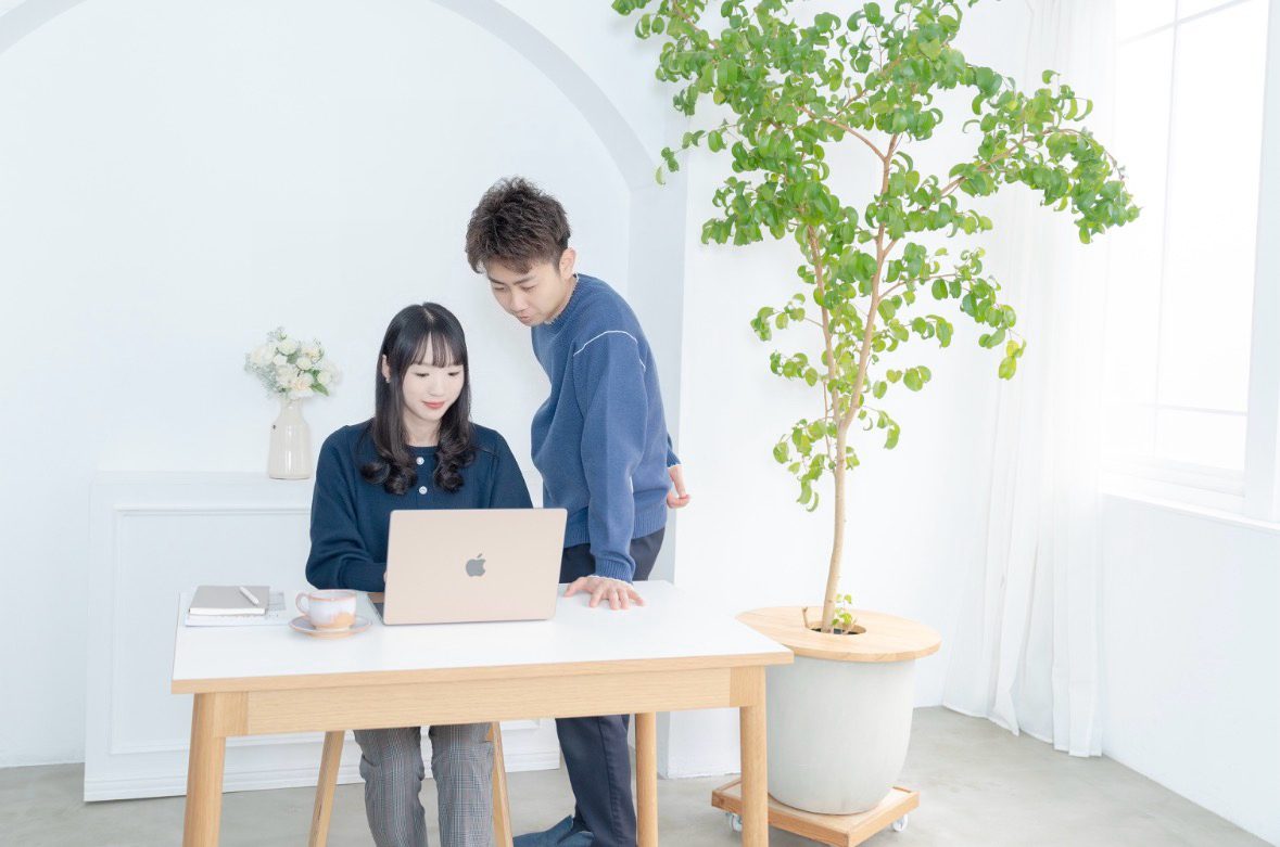 Mirarchのメンバーが打ち合わせをしている様子