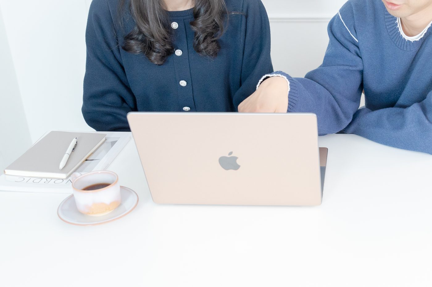 パソコンで作業をしている様子